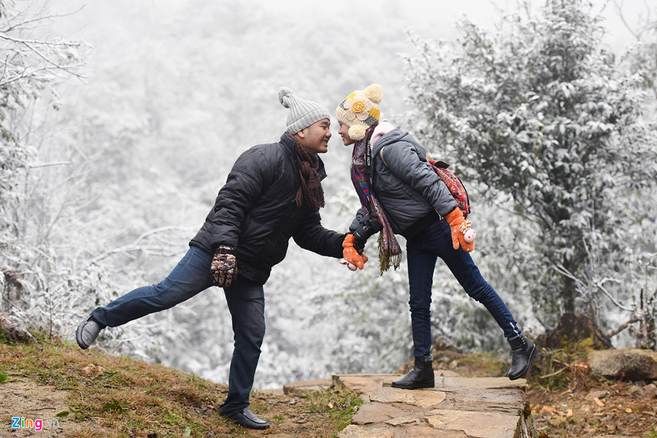 Du khách băng rừng săn tuyết Sa Pa